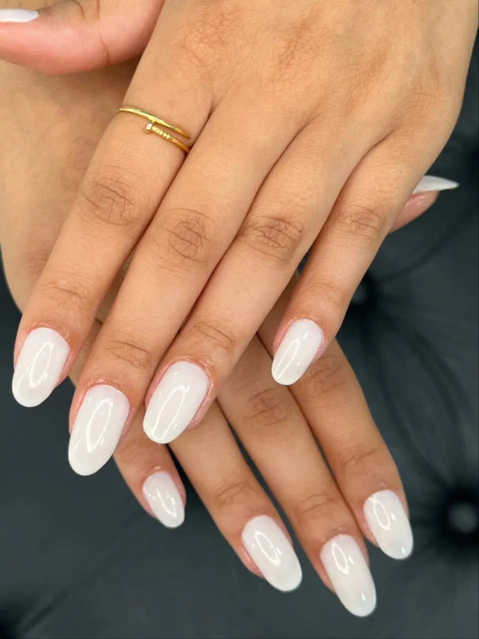 Unhas longas esmaltadas em branco